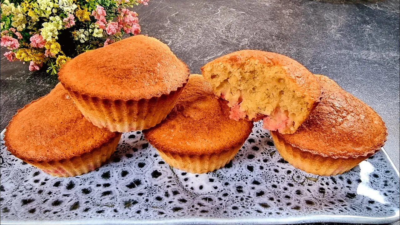 Easy and healthy muffins with oat flour and berries! No Butter, No Oil