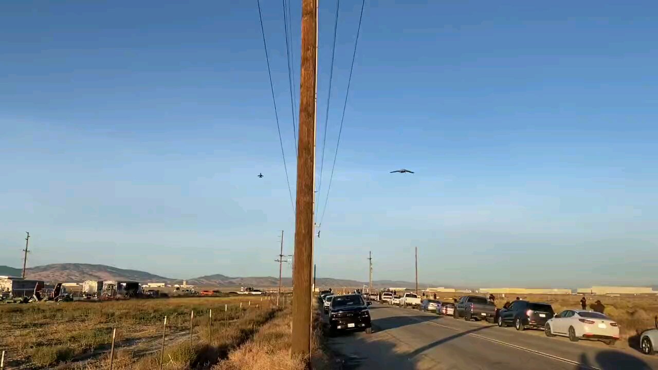 O primeiro voo do novo bombardeiro furtivo B-21 Raider.