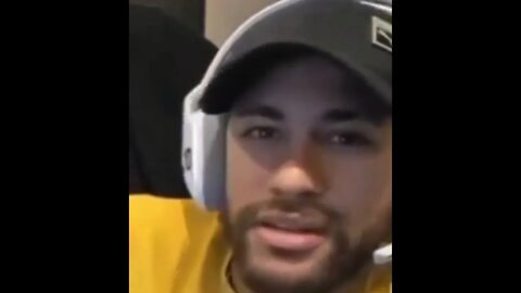 Neymar lendo mensagem estranha de telespectador para Rafaela