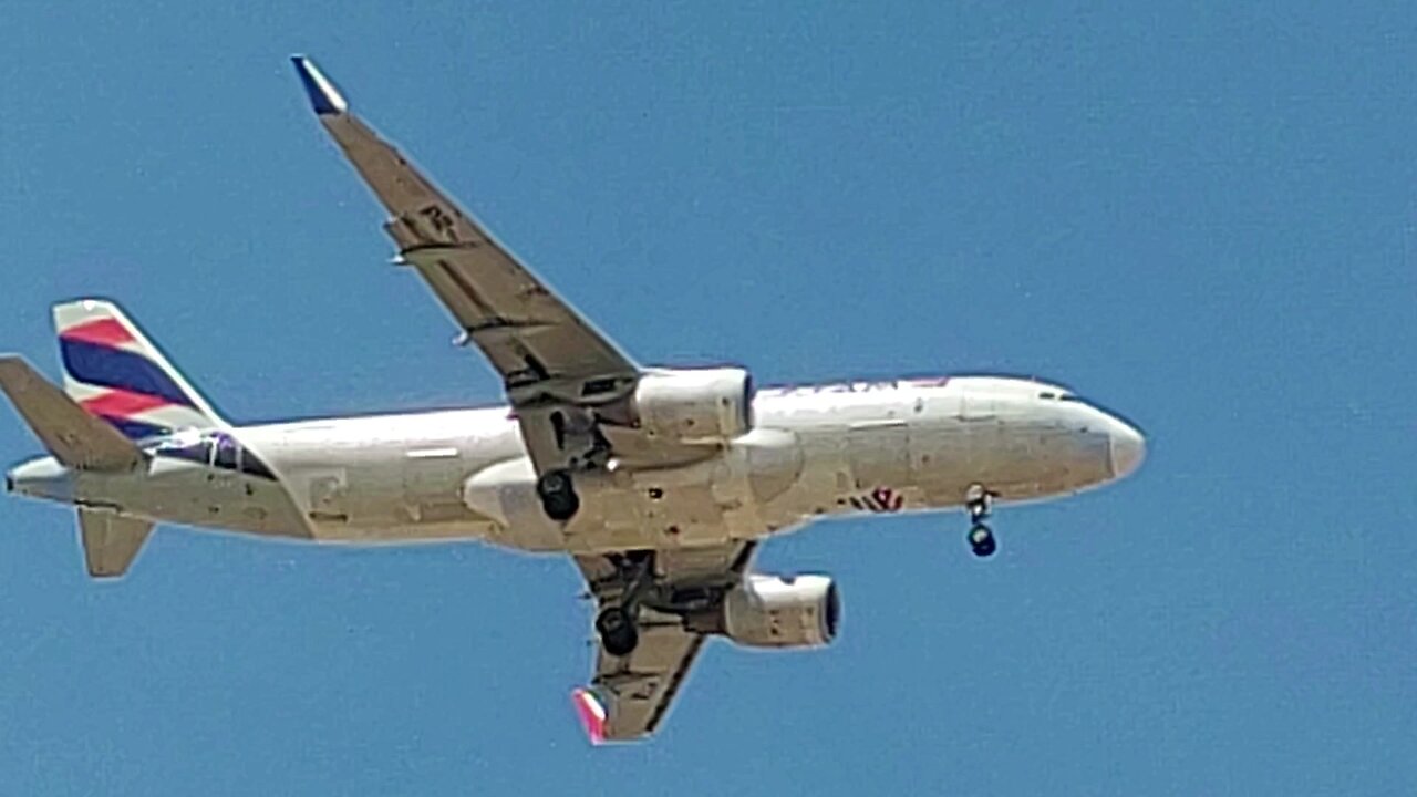 Airbus A320 PR-TYA coming from Natal,Airbus A320 PR-MYX from Teresina to Fortaleza