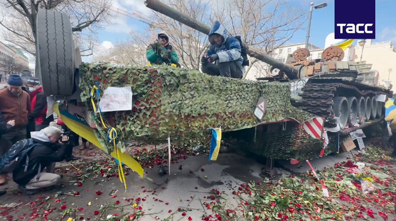 Berlin: Citizens bring flowers protesting against the war... Ukro supporters throwing away