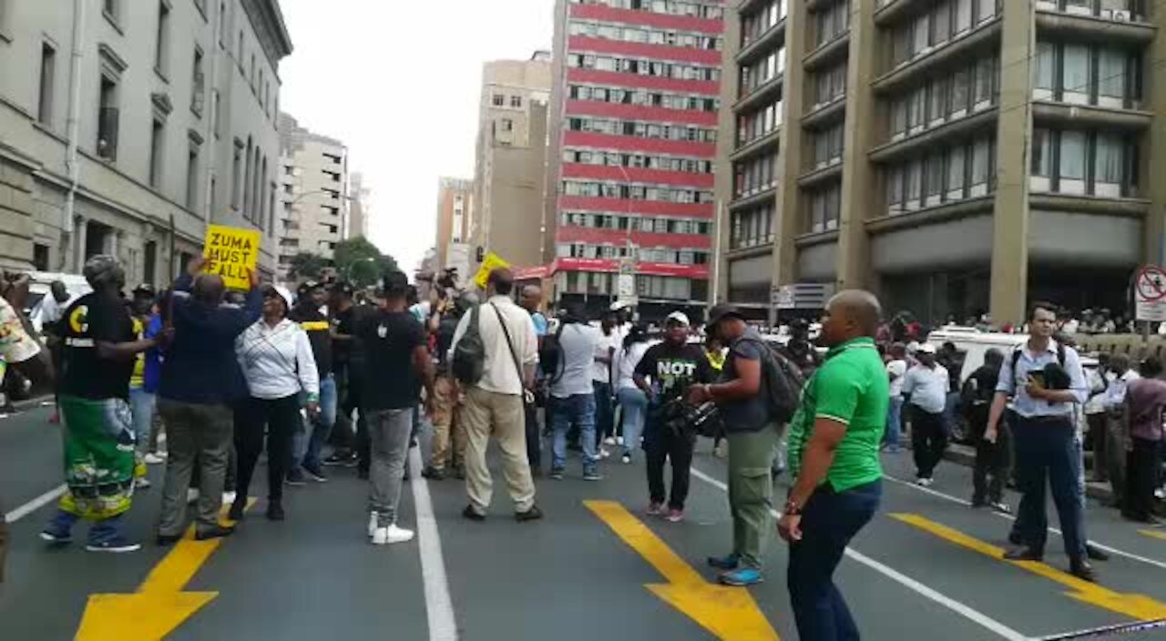 Zuma supporters chased away from ANC headquarters, Johannesburg (Wby)