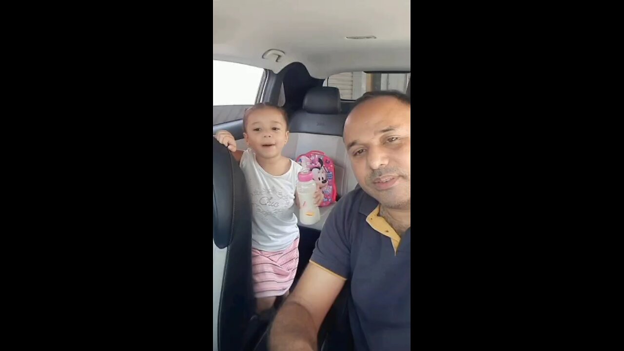 Laura toma mamadeira no carro do papai #crianças #laurinha #jesus #amor #lucca