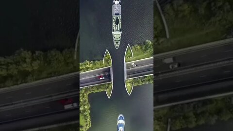 سفينة تمر مرورا رائعا خلال جسر مخصوصship above abridge