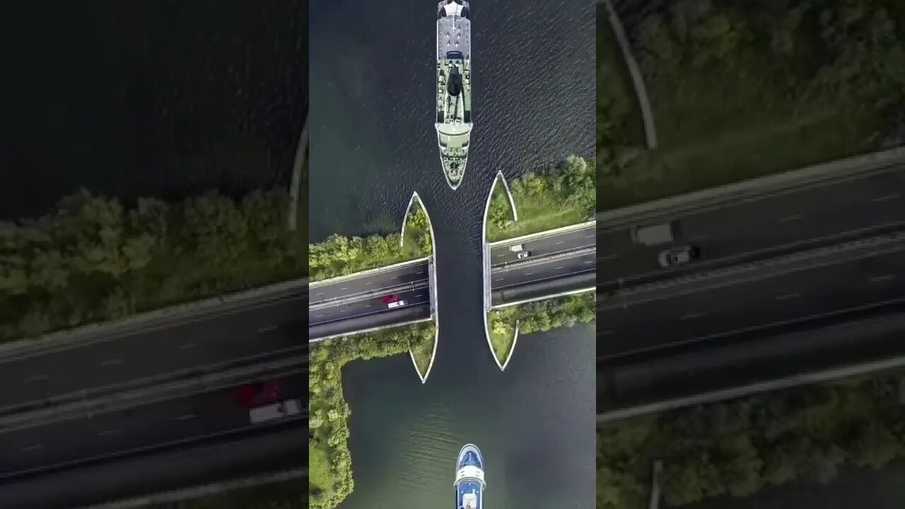 سفينة تمر مرورا رائعا خلال جسر مخصوصship above abridge
