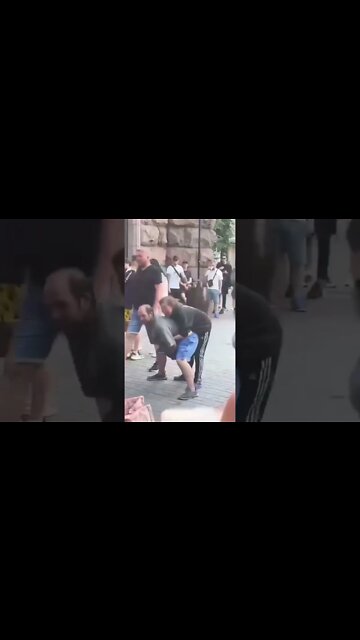 Meanwhile, in #Kyiv, on #Khreshchatyk, talented and artistic dancers perform fashionable dances