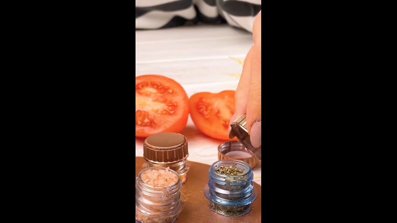 Upcycling bottle caps for practical make-up storage 🤓