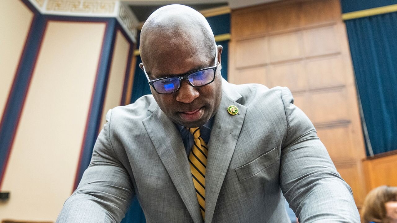 Democrat Faces Expulsion From Congress, Arrest After Insane Move