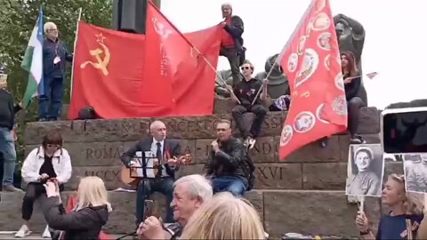 An "Immortal Regiment" event was held in Rome, Italy. People sang military songs, holding portraits of WWII heroes in their hands.