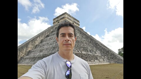 Conhecendo os mistérios de Chichen Itza presencialmente.