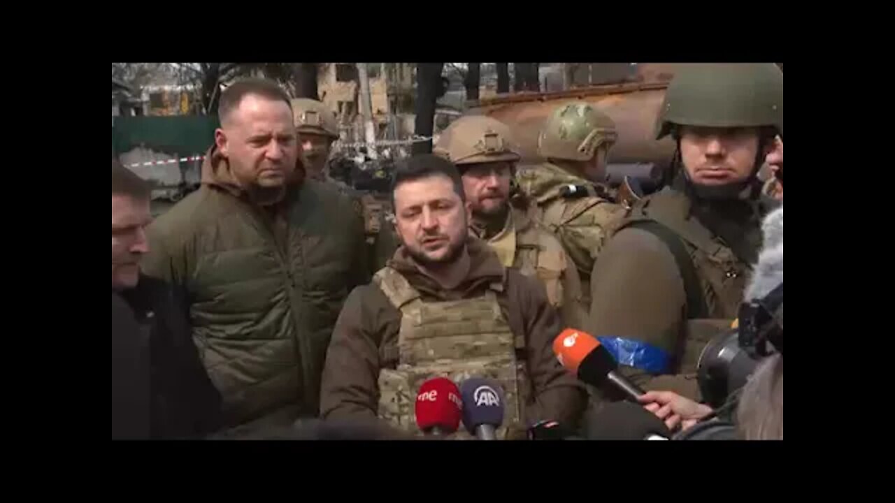 Зеленський під час візиту до звільненої Бучі. Zelensky during a visit to the liberated Bucha.