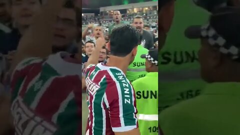 Fred entregando camisa a jovem torcedor - Fluminense 2x1 Cruzeiro