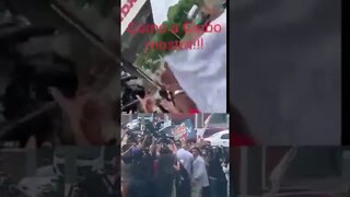 Lula cercado de figurantes