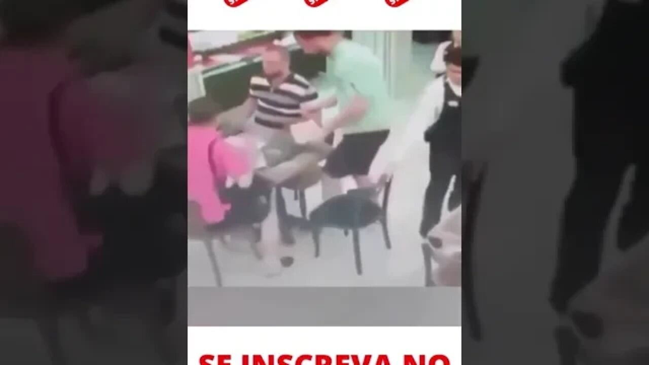 Garçom fazendo pegadinha no cliente #shorts