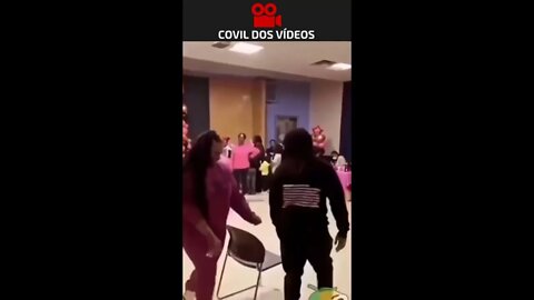 ela quebrou a cadeira com uma sentada