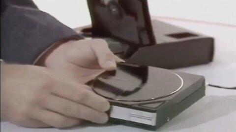 Sony D-5/D-50 Discman - Primer reproductor de cd portátil del mundo - Advert (1984)