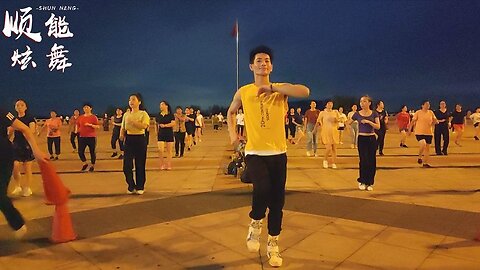 廣場舞經典金曲《綠旋風》鳳凰傳奇演唱，舞步大氣凌然【順能炫舞團】