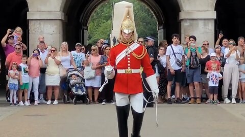 The Queen's Guard Shouts get behind the bollard 28 August 2022 #horseguardsparade