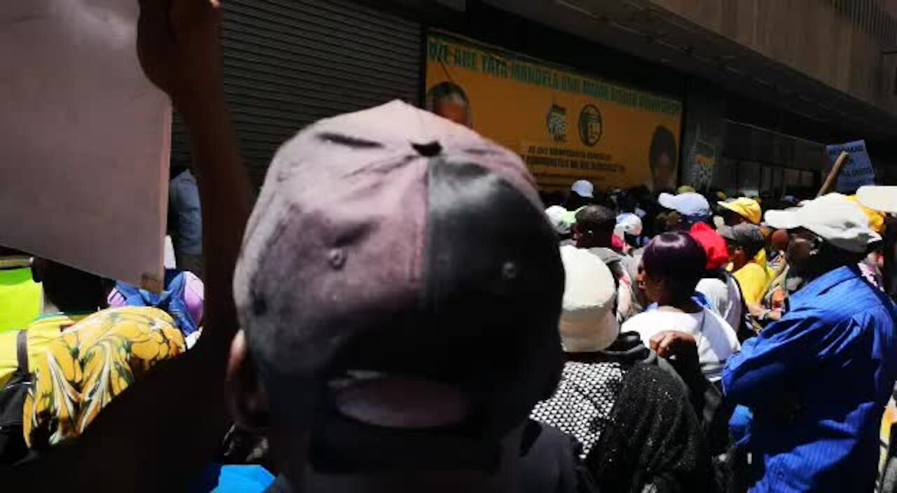 SOUTH AFRICA - Johannesburg - Ekurhuleni informal community marched to the ANC HQ (Video) (3Gm)