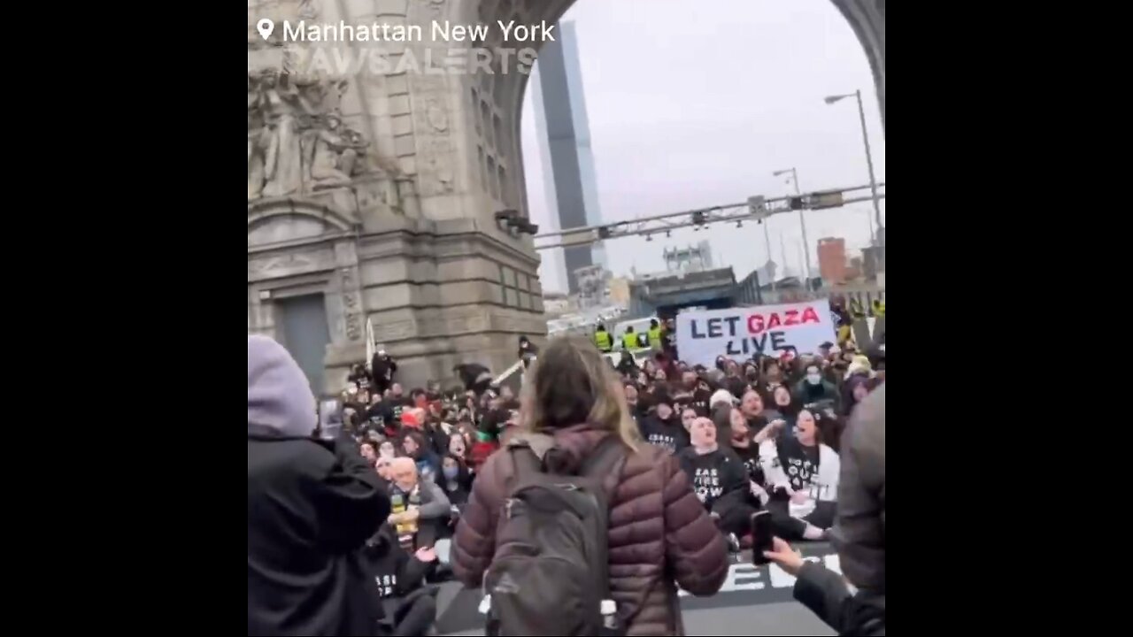 Pro Palestinian protesters close down the Manhattan Bridge