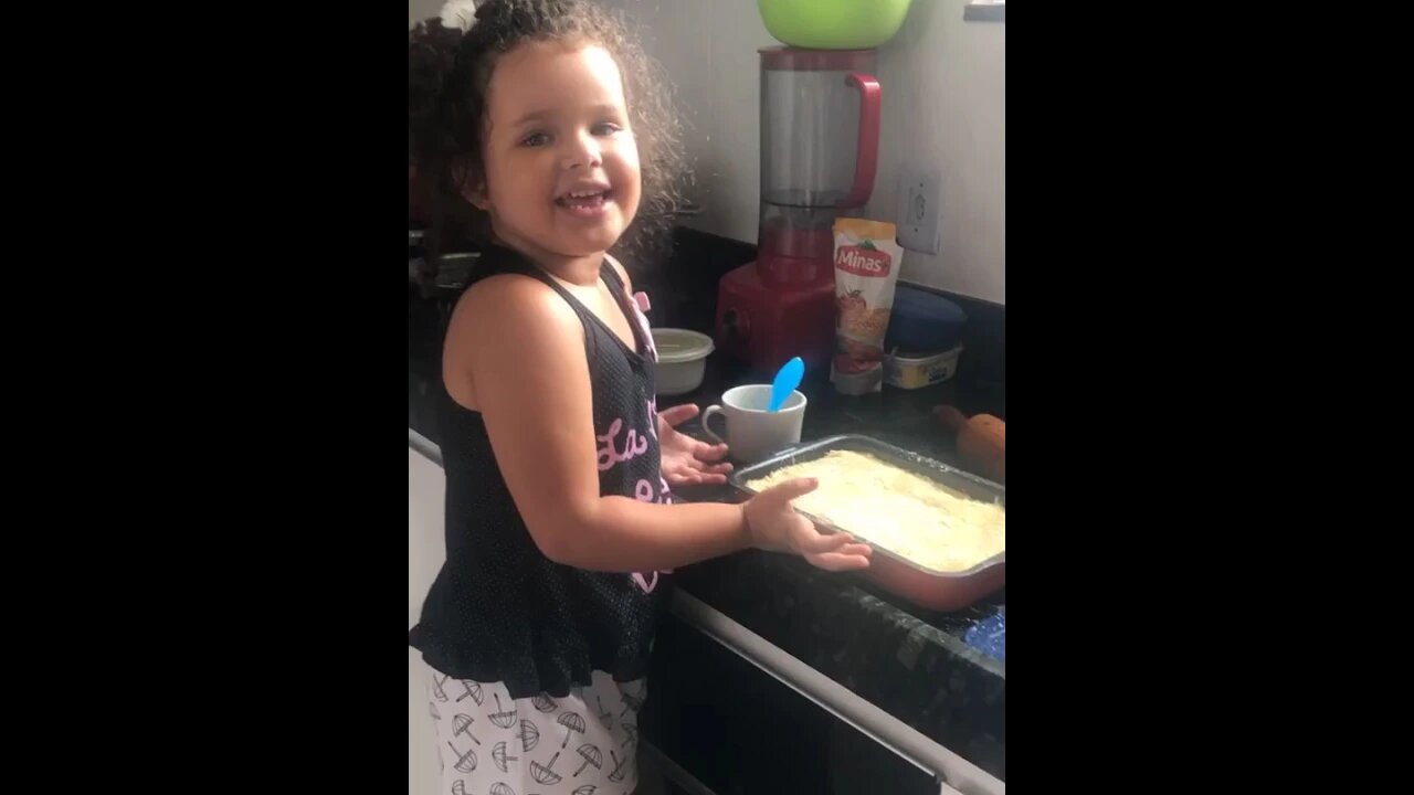 RECEITA DE TORTA DELICIOSA [ SE PEDIREM DOU A RECEITA ] - Criança na Cozinha #shorts #linda #bebe