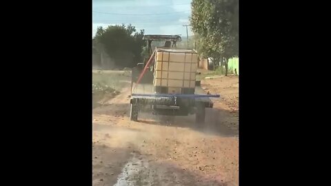 Morador de Alta Floresta resolve criar um meio para amenizar a situação da poeira