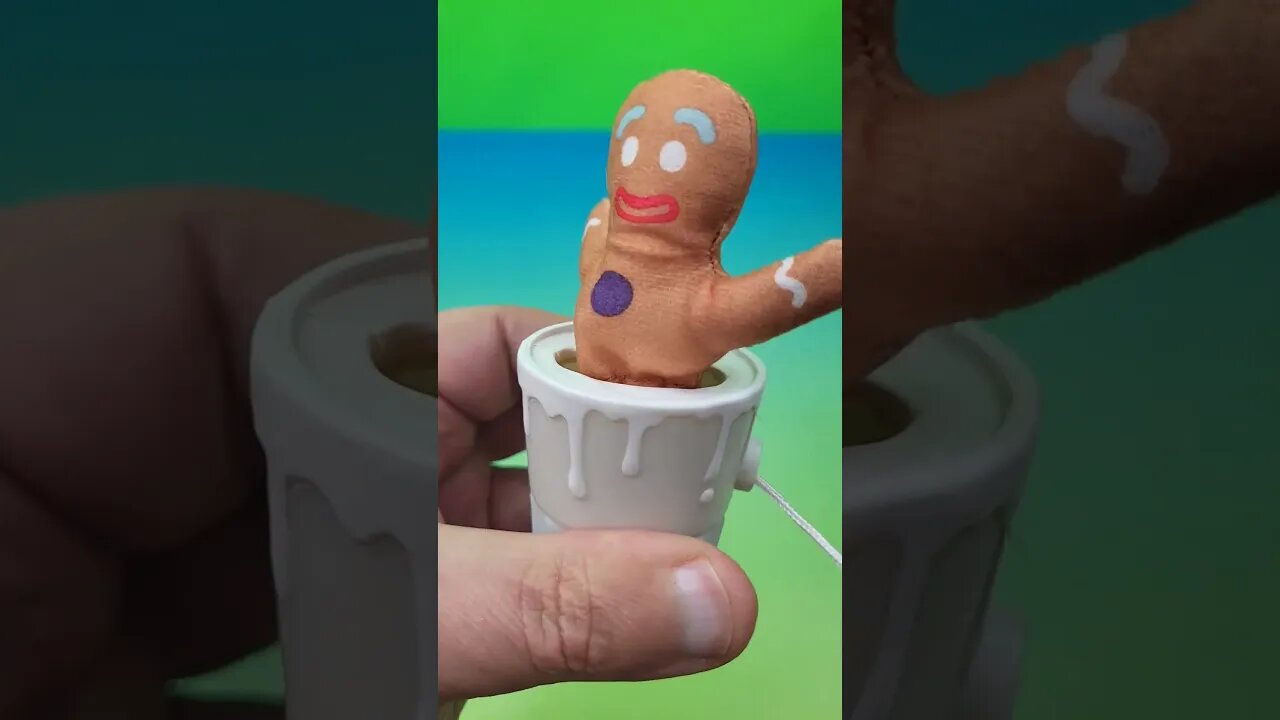 Milk Shakin' Gingerbread Man #fastfoodtoyreviews #Gingy #milkshake #shrek #dancing