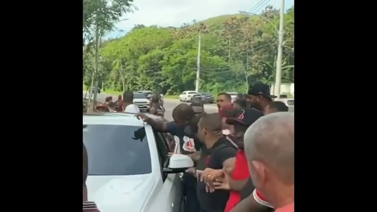 Protestos no Ninho - David Luiz chegando ao Ninho do Urubu durante protesto - 08/04/2022