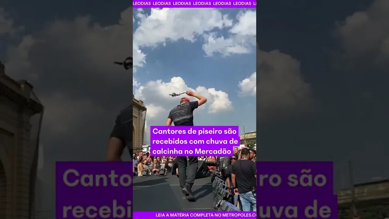 João Gomes é recebido por chuva de calcinhas em SP