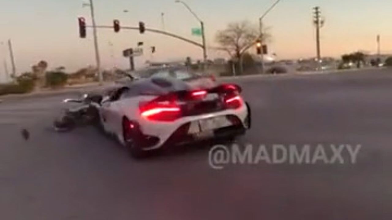 Guy Destroys His Half Million Dollar McLaren At An Intersection In Arizona