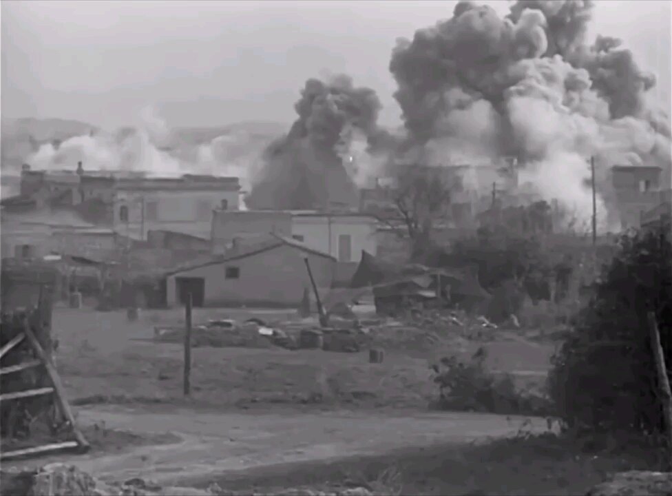 40mm Bofors Crew Engaging enemy Aircraft in Italy (1944)