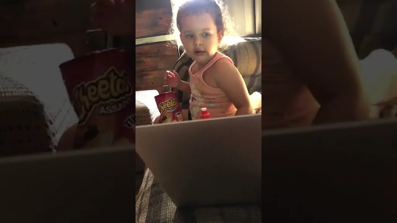 ASSISTINDO VIDEO NO YOUTUBE #youtube #cheetos #infantil #tiktok #shorts