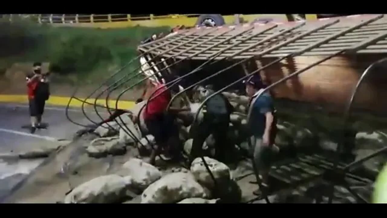 Cucuteños ayudan a recoger papa de un camión que se volcó