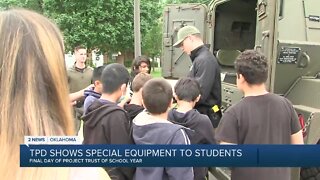 Tulsa police work with elementary students in Project Trust