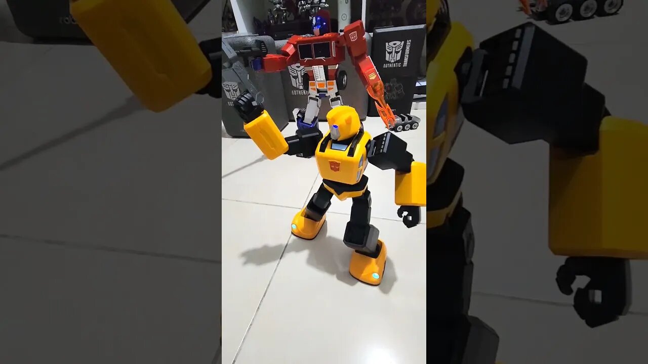 Robosen Optimus Prime and Bumblebee battle mode fight scene #robosen #transformers #optimus #bumble