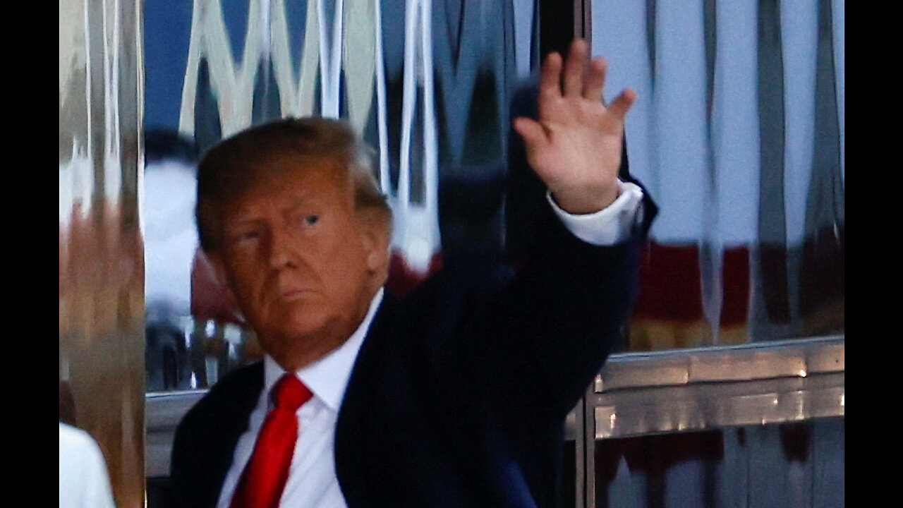 ДОНАЛД ТРАМП ПРИБЫЛ В НЬЮ-ЙОРК НАКАНУНЕ ПРЕДЪЯВЛЕНИЯ ЕМУ ОБВИНЕНИЯ