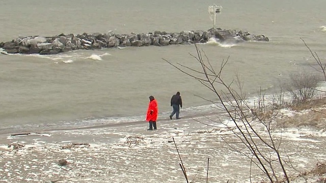 Recovery efforts continue for missing plane in Lake Erie
