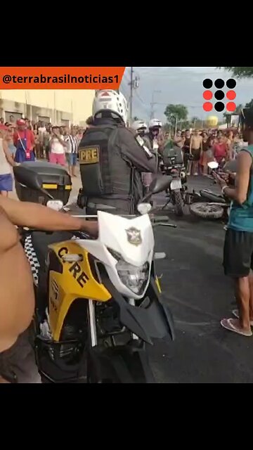Desrespeito: Policial esquece chave na moto da polícia e homem furta chave