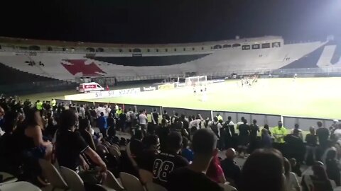 Torcida cantando "SAI DO VASCO, MORATO SAI DO VASCO"