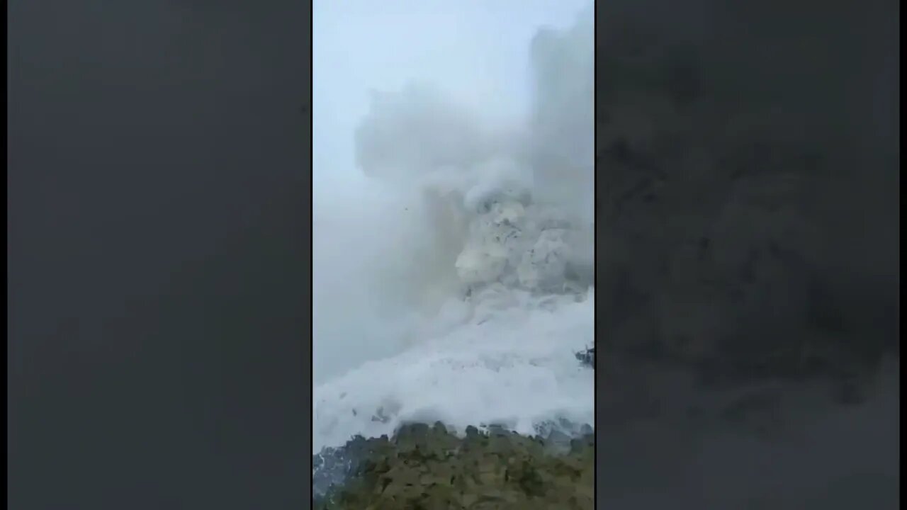 People get swept away by a huge wave😳#shorts #crazyvideo #waves #sweptaway #rogue #ocean