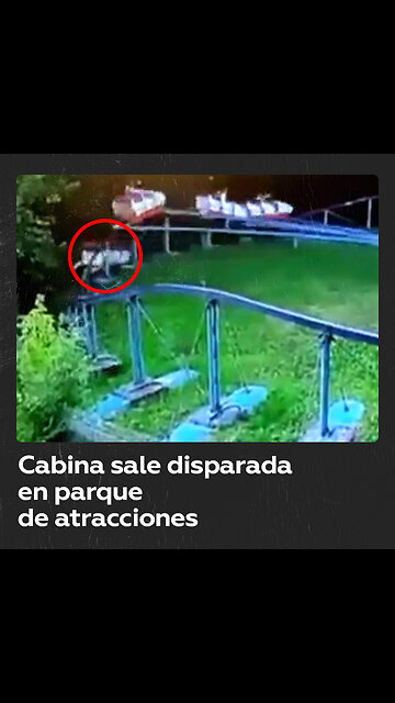 Una cabina de una atracción para niños sale despedida por los aires