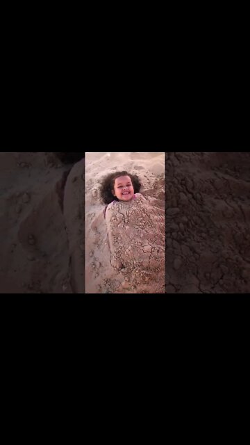 MINHA MÃE ENTERROU NA AREIA DA PRAIA - FIQUEI PRESO? MY MOTHER BURIED IN THE SAND OF THE BEACH