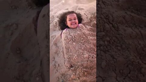 MINHA MÃE ENTERROU NA AREIA DA PRAIA - FIQUEI PRESO? MY MOTHER BURIED IN THE SAND OF THE BEACH