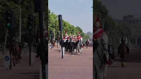 The Queen's Guards on horse back the reds #buckinghampalace