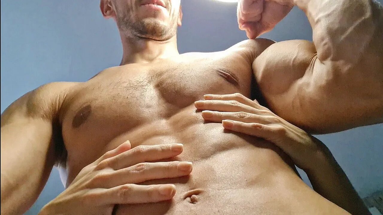 COCKY Bodybuilder gets a MUSCLE WORSHIP massage