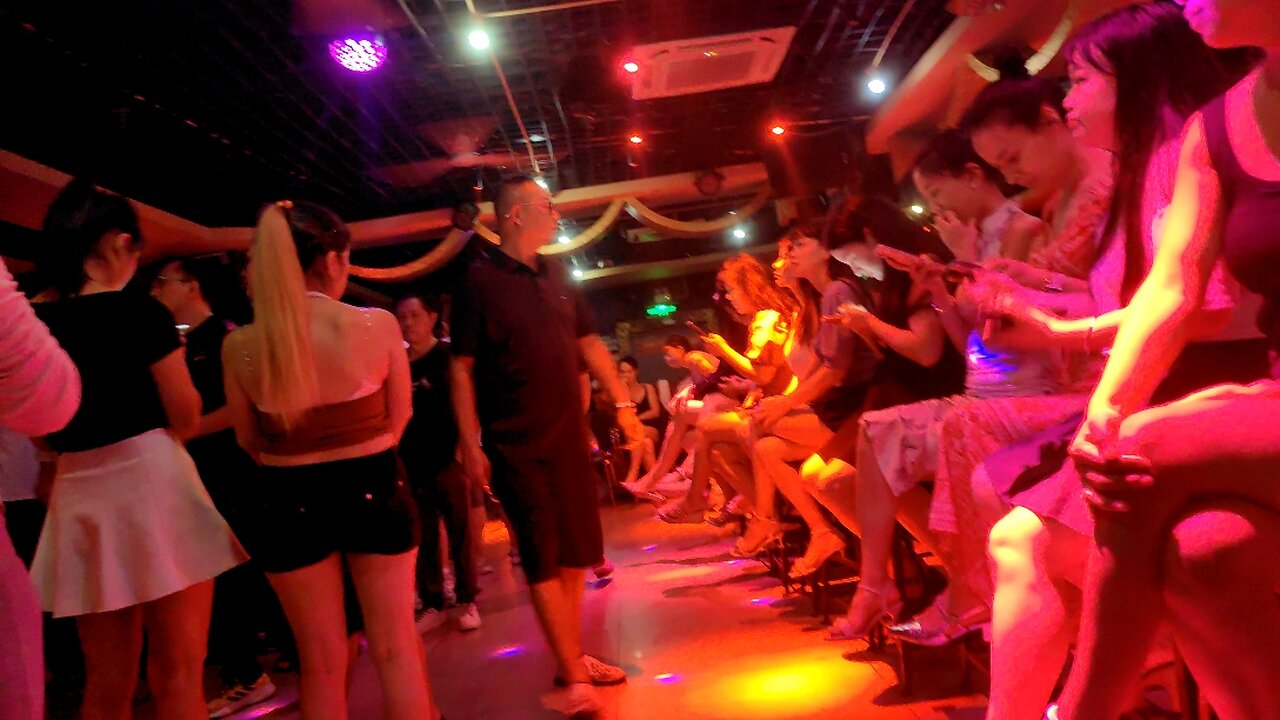 The dance halls in Chengdu are very lively at night