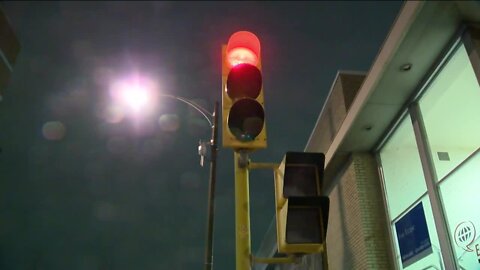 Would flashing red lights make Milwaukee intersections safer overnight?