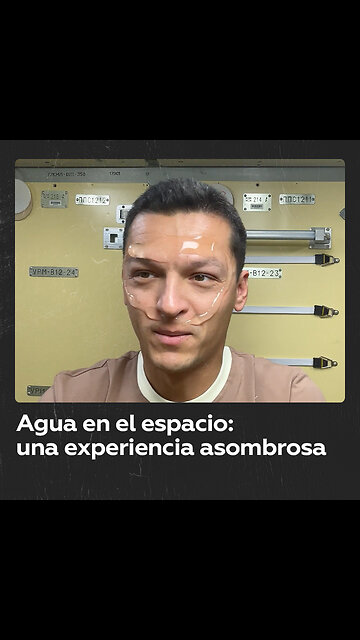 Cosmonauta ruso muestra cómo se lava la cara en ingravidez