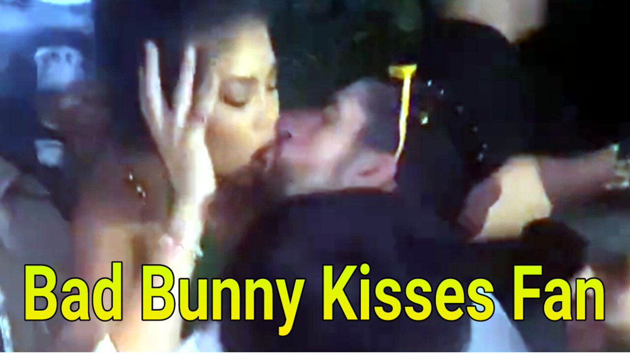 Bad Bunny Passionately Kisses One Of His Fans 👩‍❤️‍💋‍👩