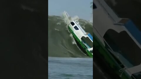 A onda foi tão grande que tombou o barco 😱😱😱